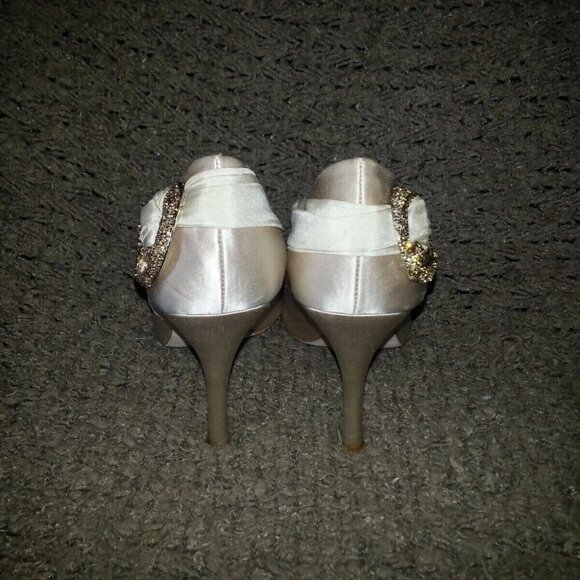 BADGLEY MISCHKA-Blush Satin/Pleated Satin with Circular Jeweled Brooch-Size 8.5 - Picture 6 of 6